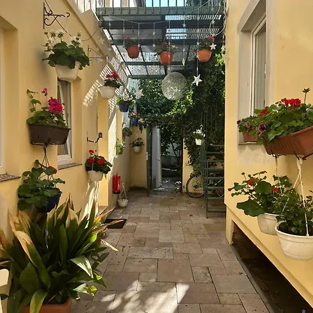 4 Dvory Πανσιόν 3*